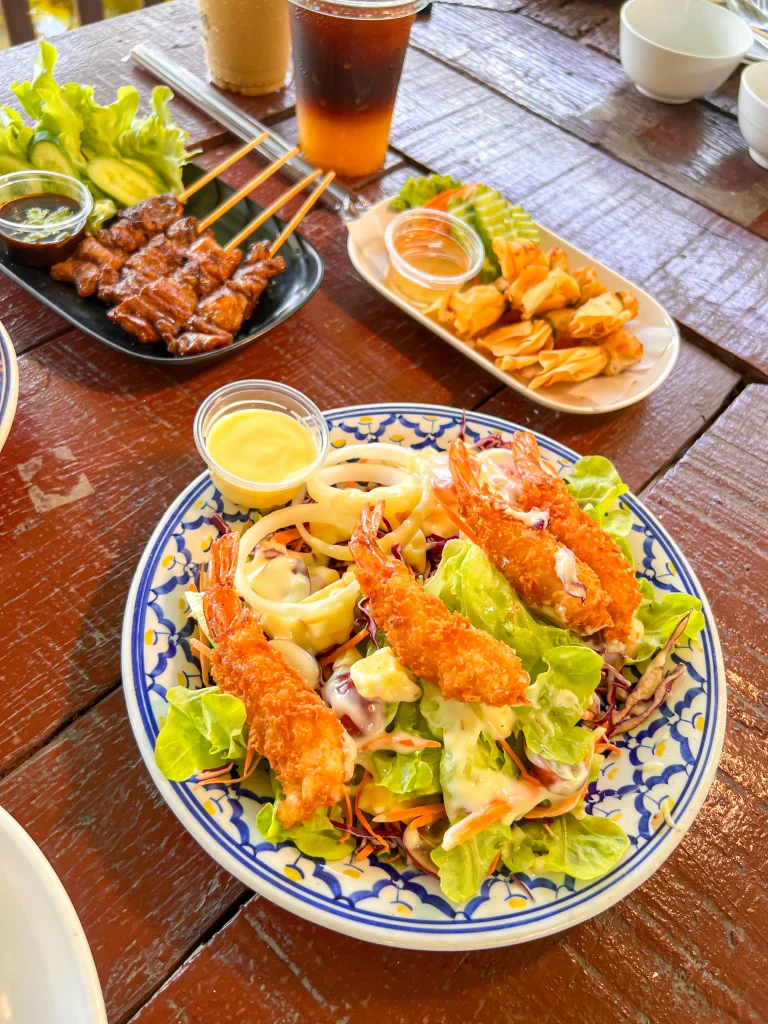 สลัดกุ้งทอด